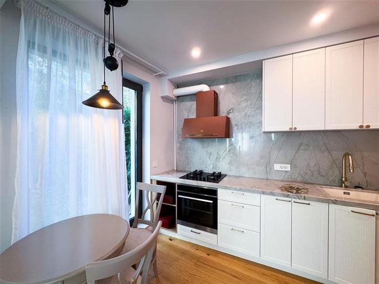 Apartament cu 3 camere decomandat, mobilat în Grădina Icoanei