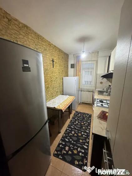 Apartament cu 3 camere semidecomandat în Central