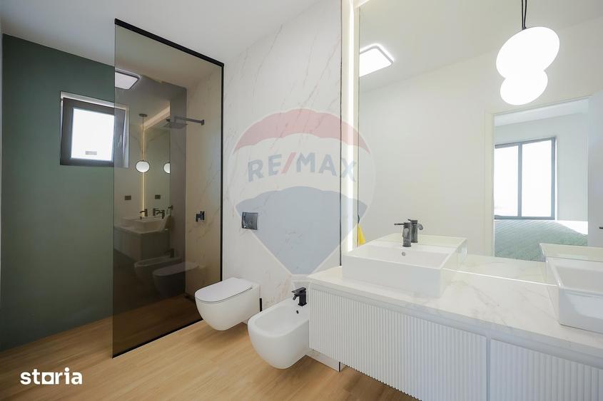 Casă cu 8 camere cu Teren 1100 Mp în Sânmartin