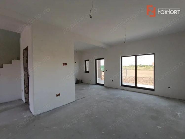 Casă cu 5 camere cu Canalizare în Plopi