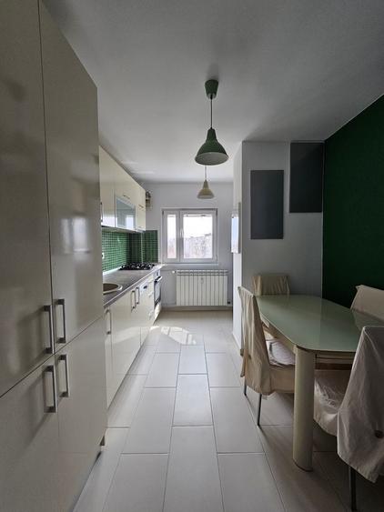 Apartament cu 3 camere semidecomandat în 1 Mai