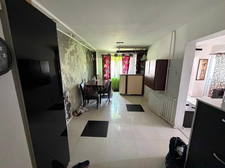 Apartament cu 3 camere decomandat în Traian