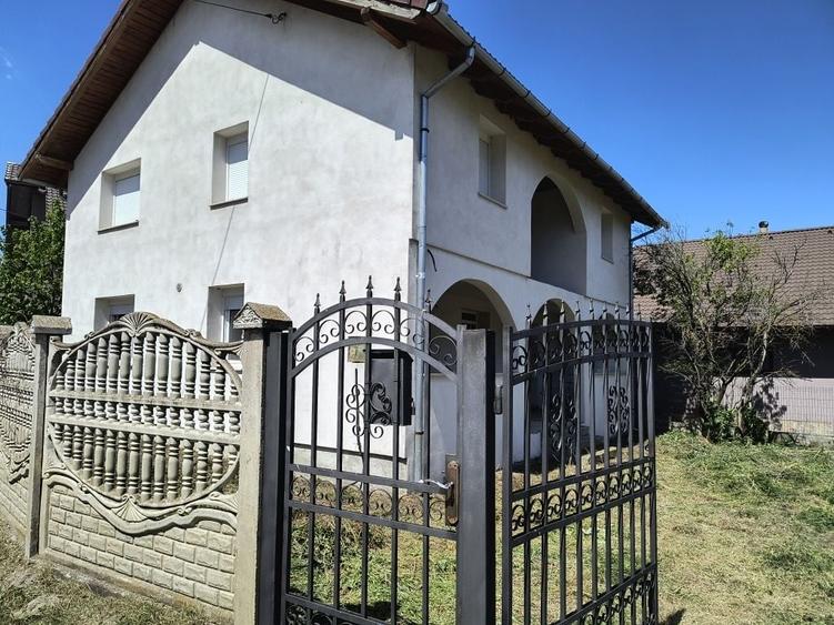 Casă cu 4 camere în Pui