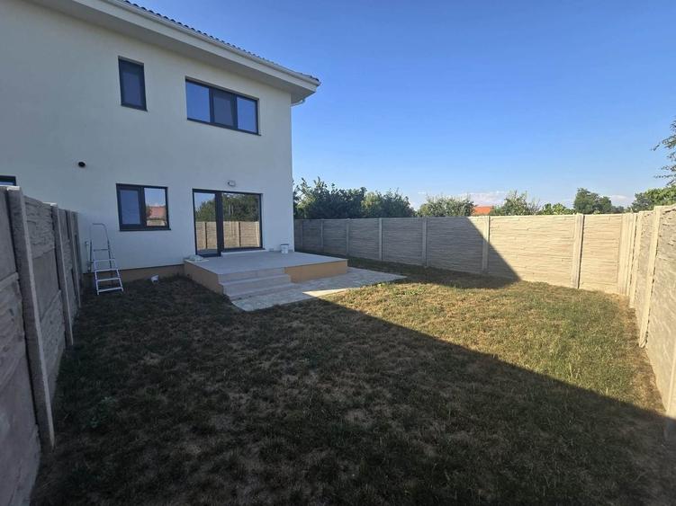 Duplex cu 4 camere cu Canalizare în Moșnița Nouă