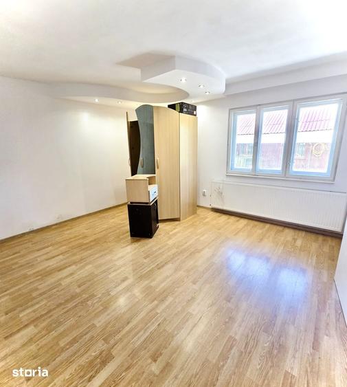Casă cu 3 camere semidecomandat cu Teren 700 Mp în Aurel Vlaicu