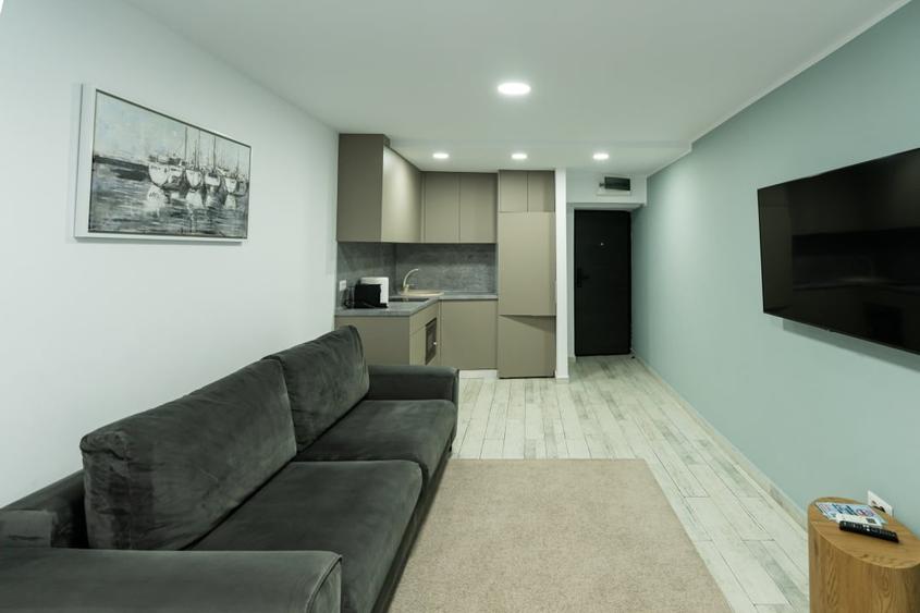Apartament cu 3 camere semidecomandat în Olimp