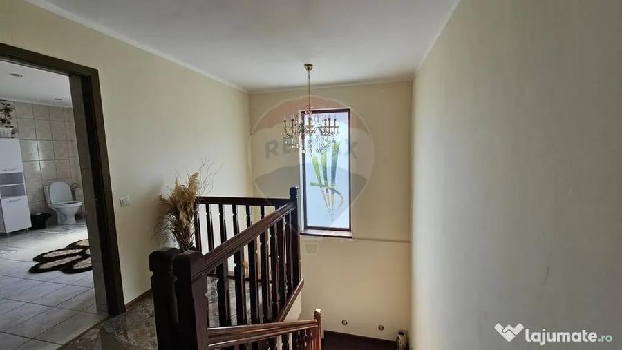 Casă cu 6 camere cu Teren 3600 Mp în Hănțești