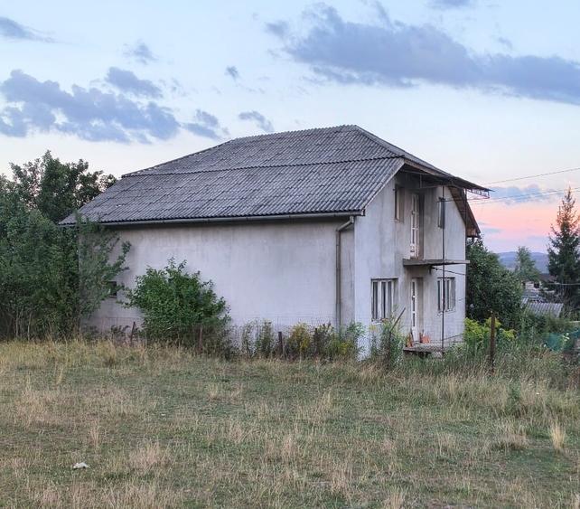 Casă individuală cu 4 camere cu Teren 1700 Mp în Central