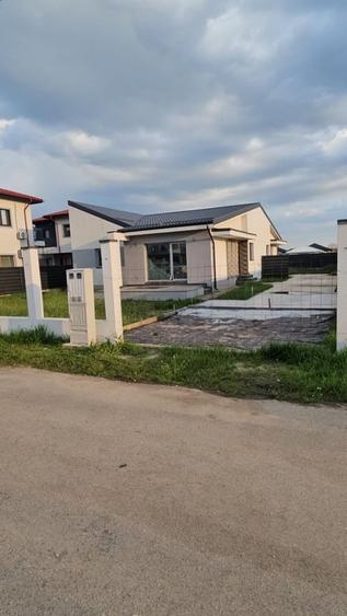Casă cu 3 camere cu Teren 250 Mp în Tunari