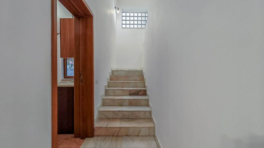 Casă individuală cu 7 camere cu Canalizare în Herăstrău