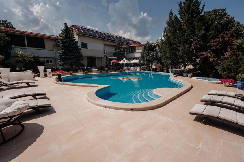 Casă individuală cu 19 camere cu Piscina în Pantelimon