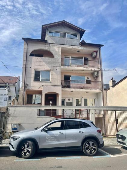 Casă cu 8 camere cu Garaj în Barbu Văcărescu