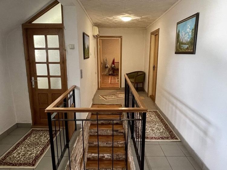 Casă individuală cu 6 camere cu Canalizare în Orașul de Jos