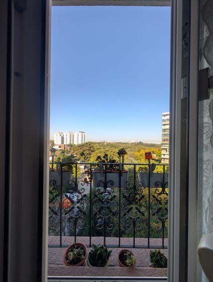 Apartament cu 3 camere semidecomandat în Tineretului