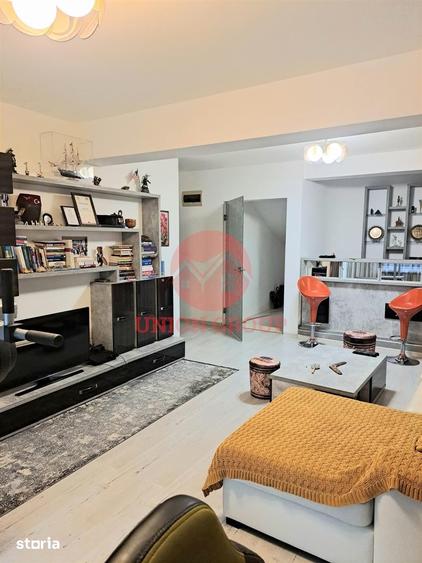 Casă cu 10 camere cu Teren 394 Mp în Central