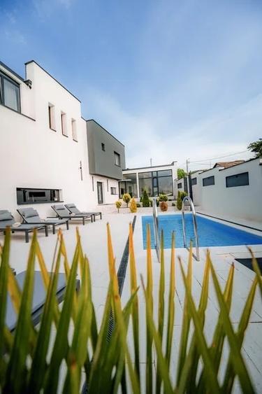 Casă cu 6 camere cu Piscina în Sântana de Mureș