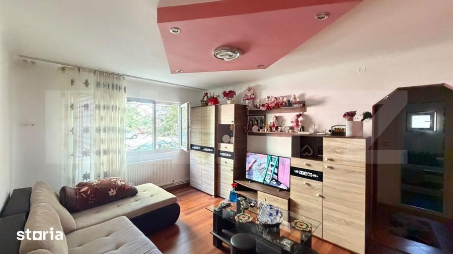 Apartament cu 3 camere semidecomandat în Craiovița Nouă