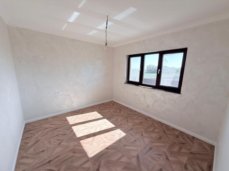 Casă individuală cu 5 camere cu Teren 500 Mp în Central