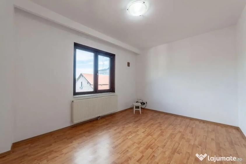 Casă cu 8 camere cu Teren 1000 Mp în Central