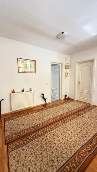 Casă individuală cu 7 camere cu Canalizare în Exterior Est