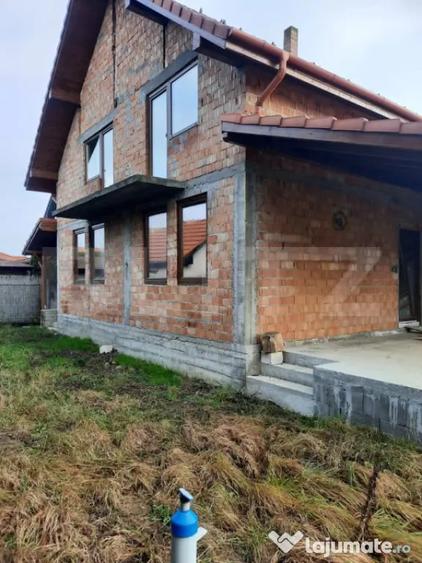 Casă cu 5 camere cu Teren 500 Mp în Păulești