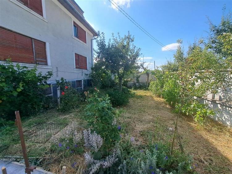 Casă individuală cu 8 camere cu Teren 8300 Mp în Sânlazăr