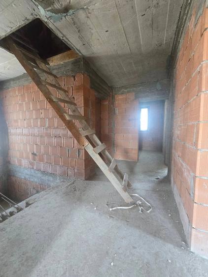 Casă cu 6 camere cu Teren 383 Mp în Dobroești