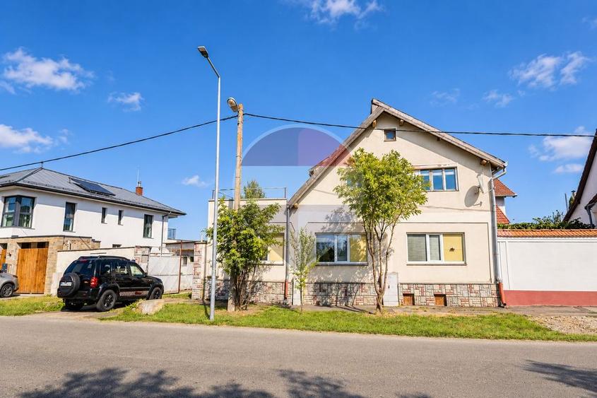 Casă individuală cu 6 camere cu Teren 3115 Mp în Sânpetru
