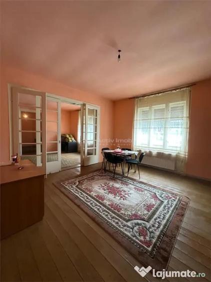 Casă cu 6 camere cu Teren 606 Mp în Central