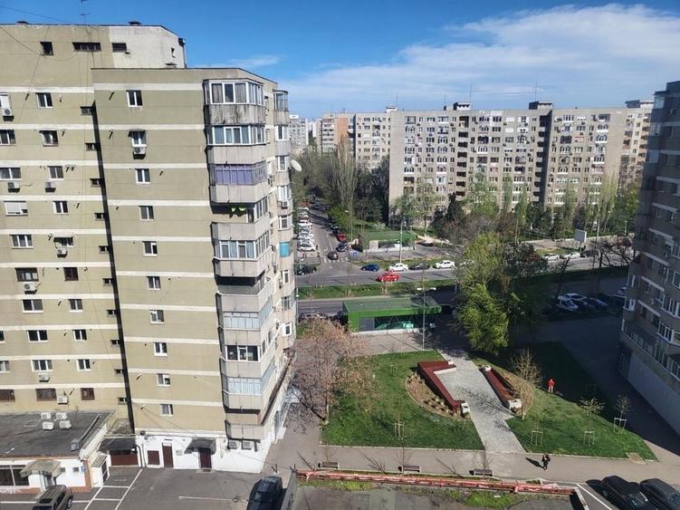 Apartament cu 3 camere decomandat în Drumul Taberei