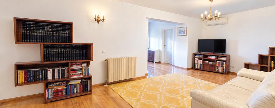Apartament cu 4 camere semidecomandat în P-ța Victoriei