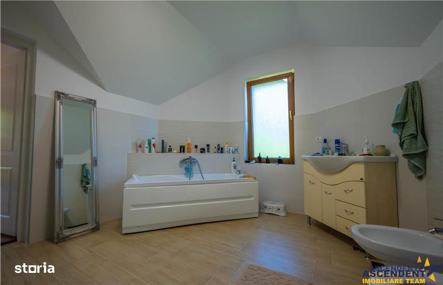 Casă cu 9 camere decomandat cu Teren 1750 Mp în Central
