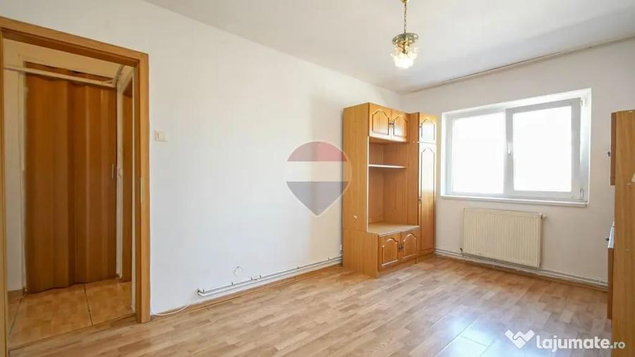 Apartament cu 3 camere semidecomandat în Nord