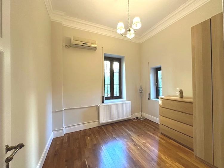 Apartament cu 5 camere semidecomandat, mobilat în Capitale