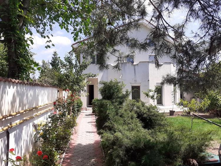 Casă cu Teren 500 Mp în Roșu