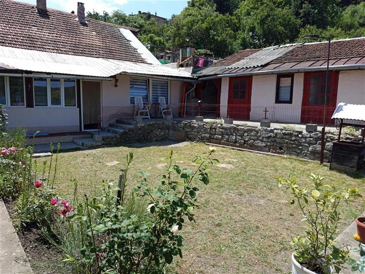 Casă individuală cu 12 camere cu Canalizare în Central