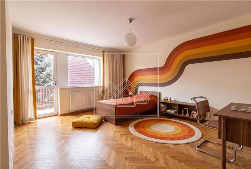 Casă individuală cu 8 camere cu Teren 962 Mp în Sub Arini