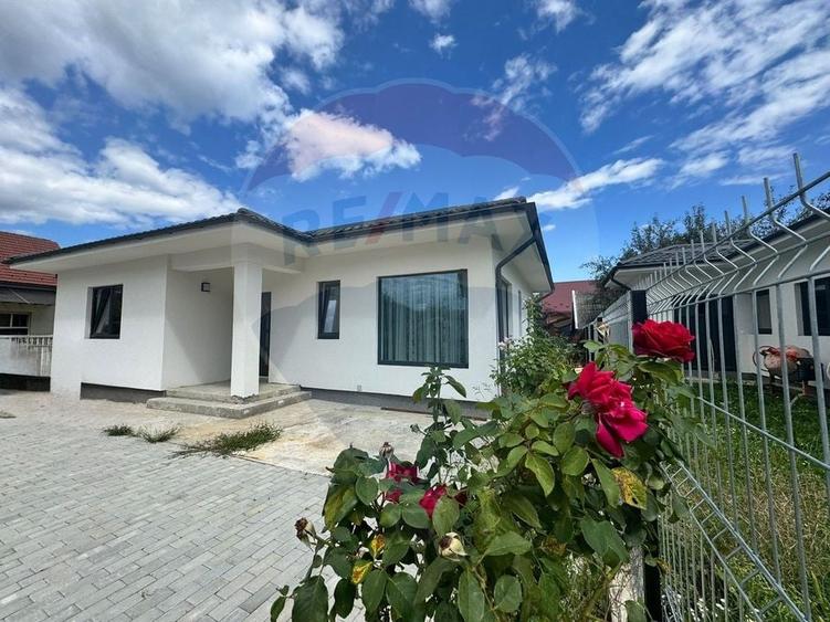 Casă individuală cu 4 camere cu Canalizare în Central