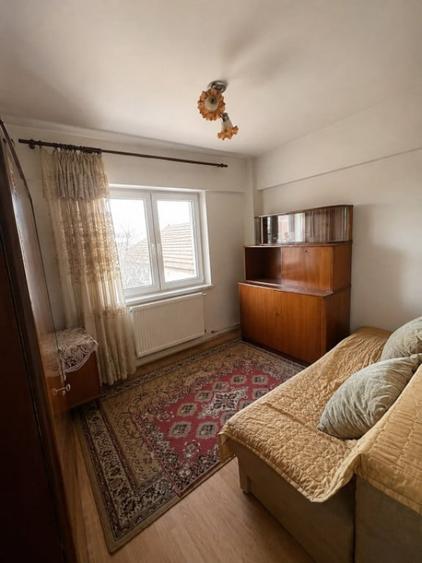 Apartament cu 3 camere decomandat în Valea Rosie