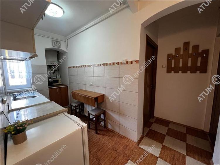 Apartament cu 3 camere semidecomandat, mobilat în Mihai Viteazul