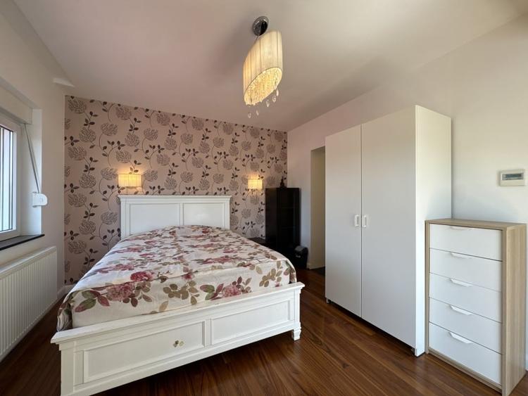 Casă individuală cu 8 camere cu Teren 500 Mp în Odăi