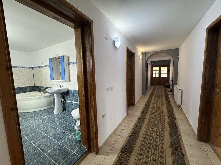 Casă individuală cu 8 camere cu Teren 1000 Mp în Radomirești