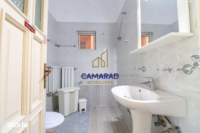 Casă cu 9 camere cu Teren 50 Mp în Tei