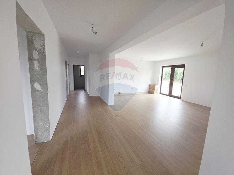 Casă individuală cu 4 camere cu Teren 6110 Mp în Girov