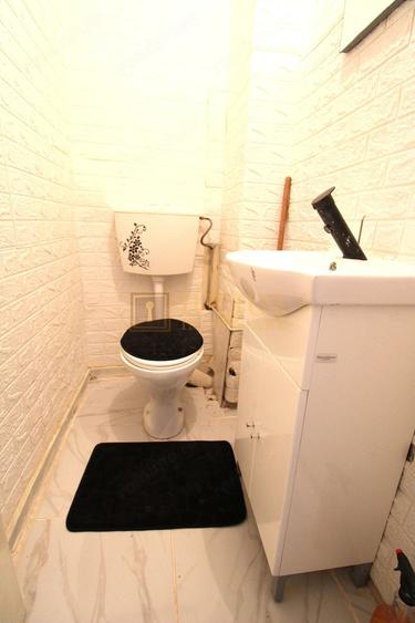 Apartament cu 4 camere semidecomandat în Punctele Cardinale