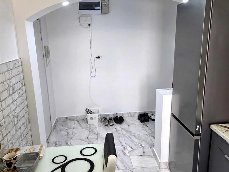 Apartament cu 2 camere semidecomandat în Craiovița Nouă