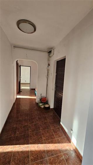 Apartament cu 4 camere semidecomandat în Berceni