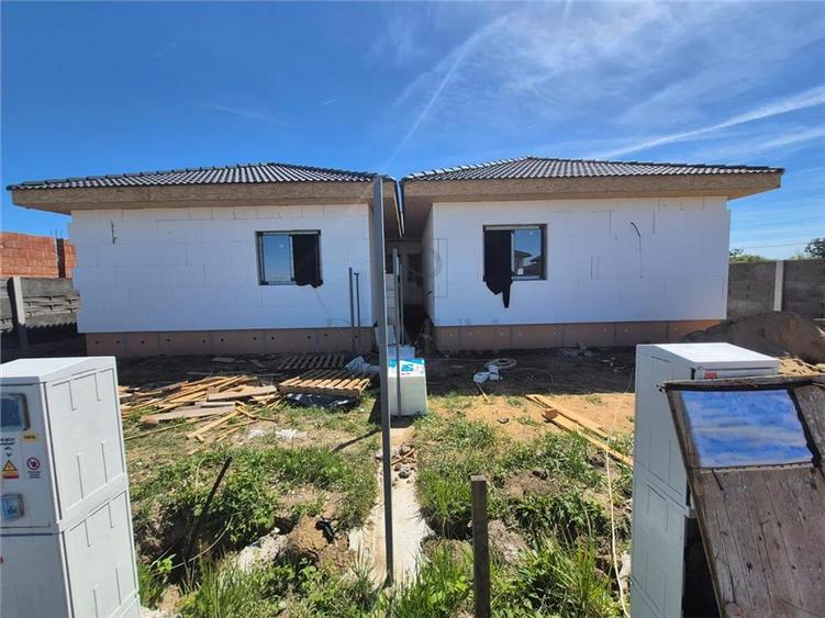 Duplex cu 4 camere cu Canalizare în Moșnița Nouă