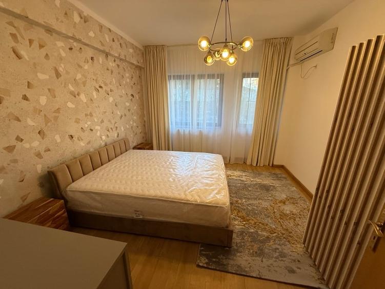 Apartament cu 4 camere semidecomandat, mobilat în Herăstrău