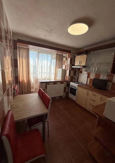 Apartament cu 3 camere semidecomandat, mobilat în Apusului